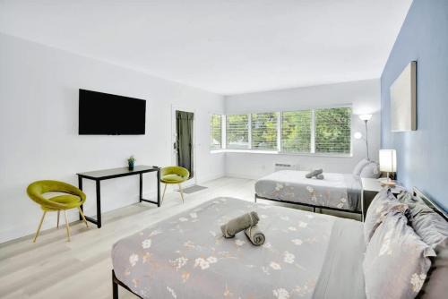 1BR Miami Beach Apt with King plus 2 Queens & Workspace