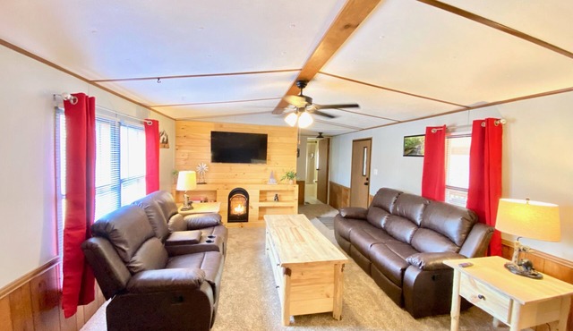 2 bedroom in Logan Ohio, Hocking Hills, Luxury Hot Tub, King Size Bed, Fire-pit