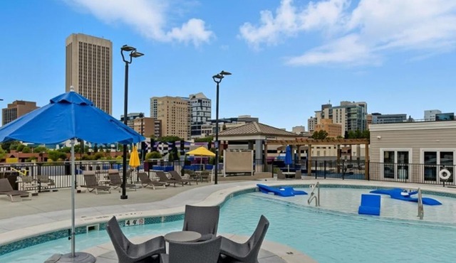 2 Private Condos - Sleeps 8 - Rooftop Pool & Gym with Skyline Views