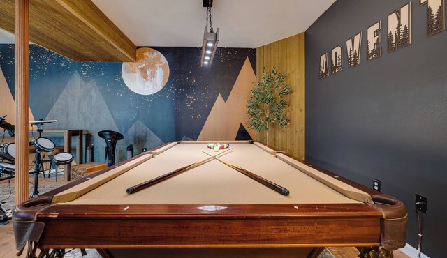 25% Off ~ Sauna, HotTub, Music, Games, Pets, 6TVs, FirePit, FullKitchen