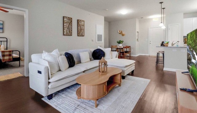 2BR/2BA Luxury | Walkable + Parking | PET Friendly