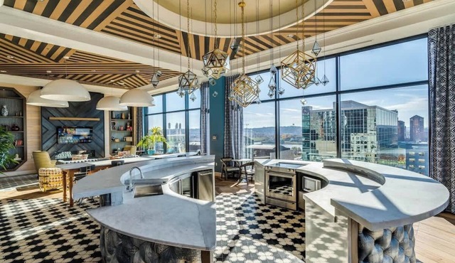 2BR Downtown | Pool and Gym