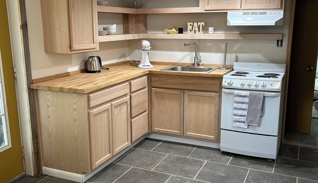 2BR/Private Entrance+Driveway, W/D, Near Saratoga/Freshly Renovated & Bespoke