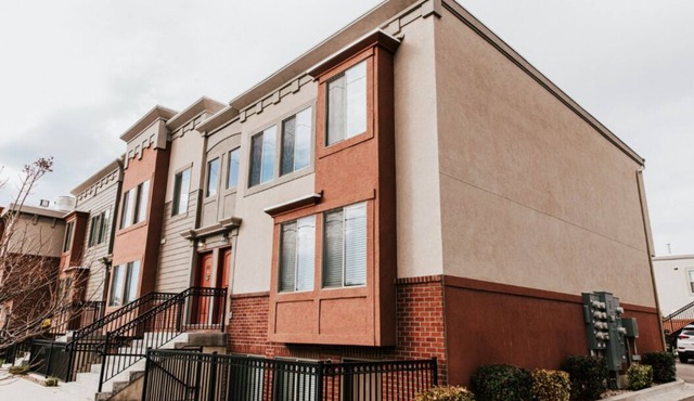 3 Bed/2 Ba 2 Car Garage Getaway in the Heart of Provo