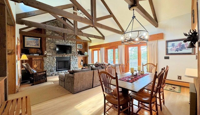 3-Level End unit Townhouse in Bromley's Clovers