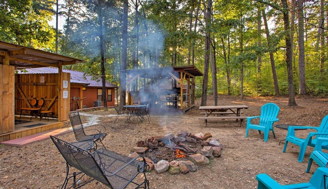3 Mi to Broken Bow Lake: Cabin w/Hot Tub & Deck!