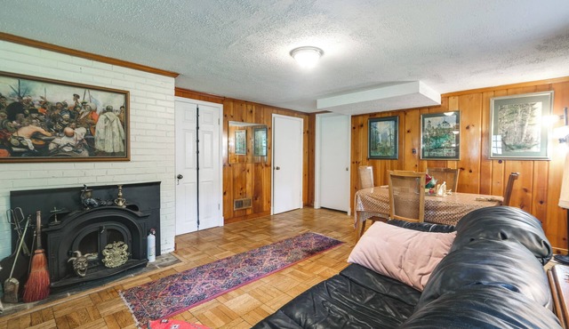 3 Mi to NIH! Spacious Bethesda Apt w/Yard