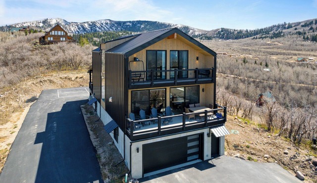 360deg views, sleeps 18, hot tub, pickleball