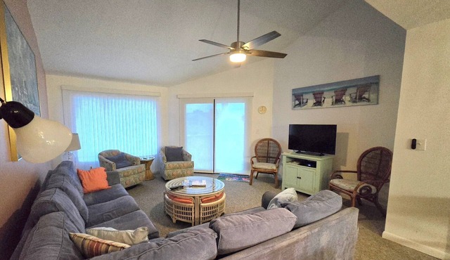 3BR Ocean View Condo with Pools & Beach Access