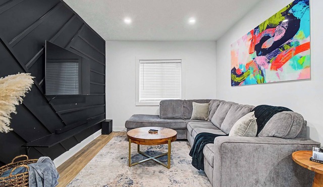 3BR Pet-Friendly Retreat Near DT + Hot Tub