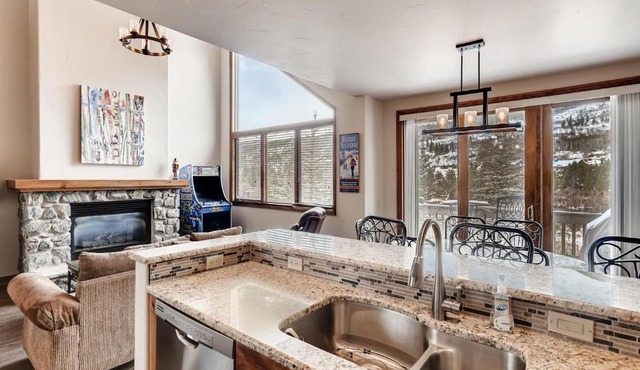 3BR Townhome - Walk to Slopes