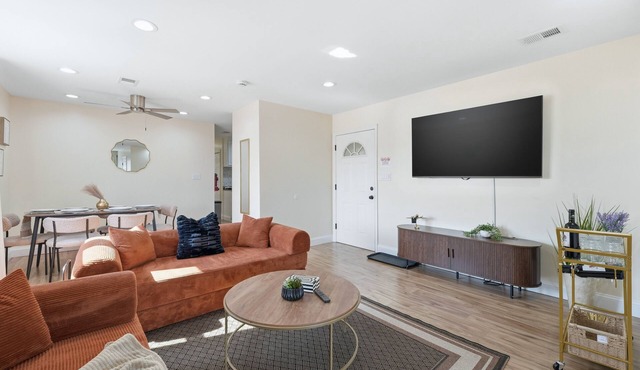 4BR- 2Bath Parking