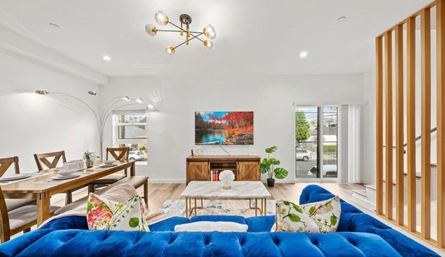 4BR 4BA Home in Los Angeles With Parking Sleeps 12)