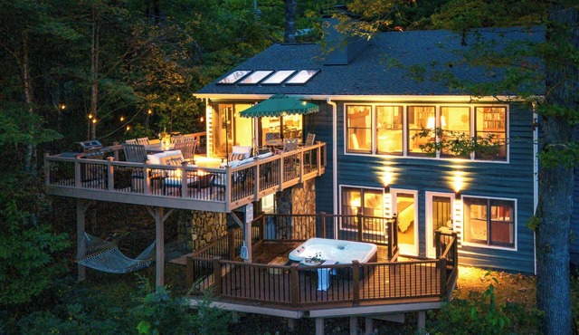4BR Riverfront Cabin · Hot Tub · Gourmet Kitchen