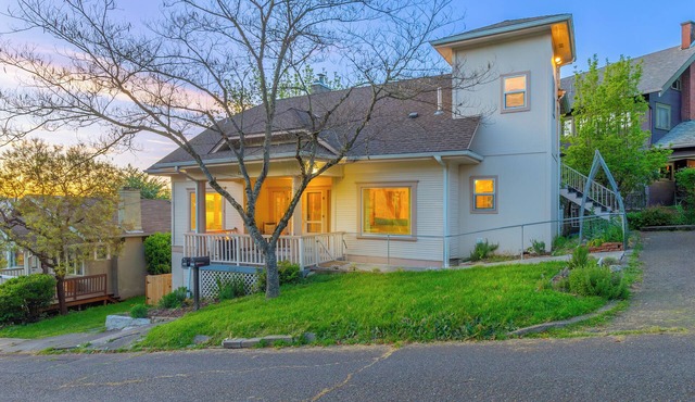 5 min walk to downtown! Newly renovated with original hardwoods and clawfoot tub