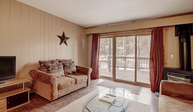5 Minute Walk to the Lifts/Pool and Hot Tub Access/Private Patio