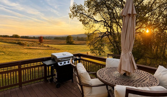 5-Minute Walk to Winery & Battlefield 1-Acre Wine Weekend Getaway w/Fire Pit