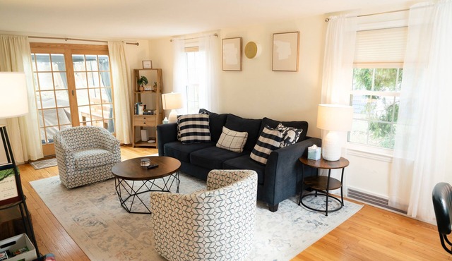 5-star Renovated 3BR 𝓱𝓸𝓶𝓮/w Backyard Deck near SU/SUNY-ESF/Hospitals