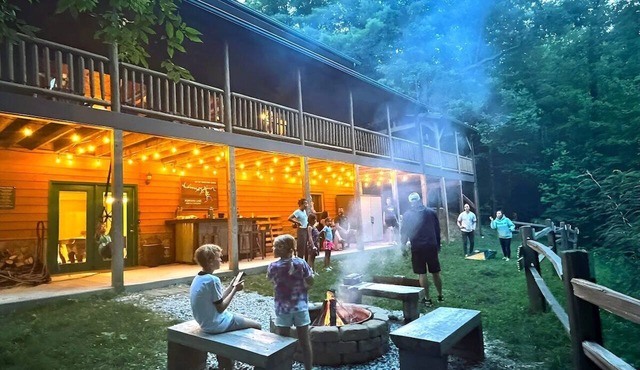 5BR Family Log Cabin Near Bryson, NOC & Fontana - Hot Tub, Game Room & Fire Pit