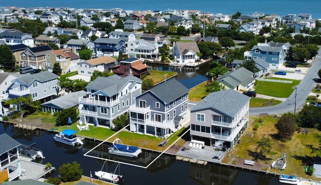6BR Canal-Front w/Dock, 10 Houses to Beach