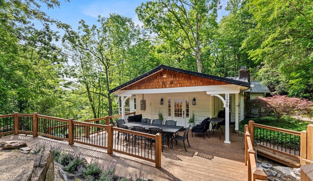7 BDR Retreat w Guest Houses Waterfall Trail