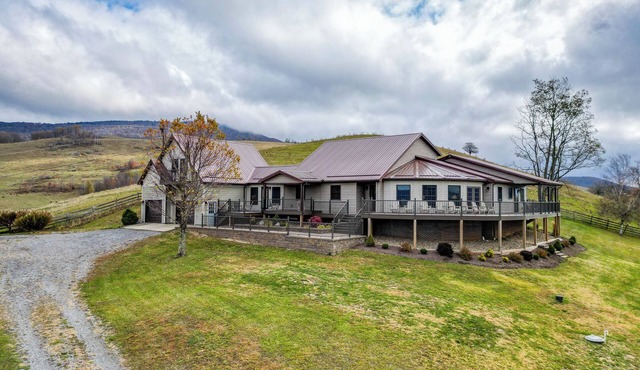 Allegheny Mountain House w/Stunning 270° views near Seneca Rocks
