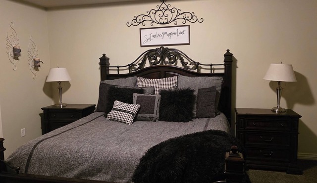 Amazing spacious 5 bd 3.5 bth, Sleeps 15, Game Room, Pool Table, Outdoor space