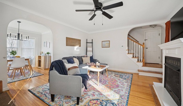 Appealing 2br Cape Cod w/ bonus rm & fiber Wi-Fi! in Toledo