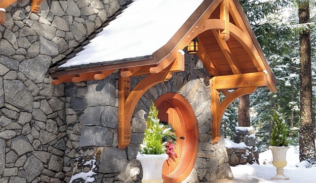 Artistic Tolkienesque cottage in Mosier Oregon on private 27 acres