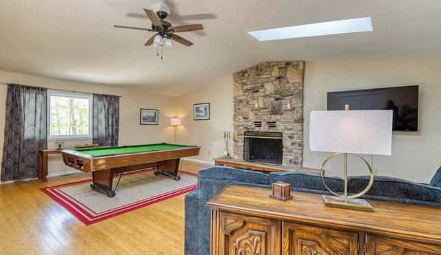 Avery Acres - Centrally Located w/Pool Table