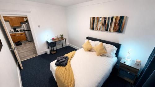 Bachi - Private Room 3 with Parking, Desk & Fast WiFi near Yale, Quinnipiac, SCSU & Hospitals