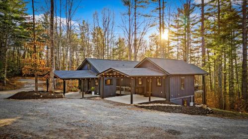 Backwoods Getaway Cozy Villa for 12 with Hot Tub Game Room