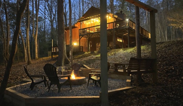 Backyard stream, Oversize Deck, close to town: Firepit, Hot tub, Games!