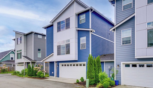 Balcony & Mtn Views! Newly Built Getaway in Monroe