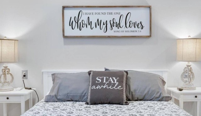 Barnwood Suite · Romantic getaway on Main Street - Barnwood Suite
