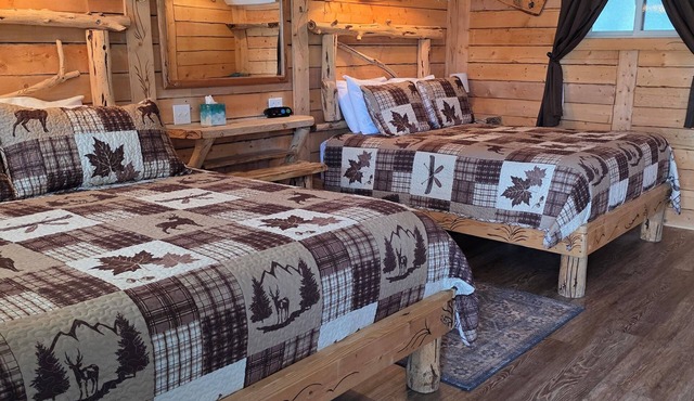 Basecamp 1: King and Queen bed for a relaxed family stay at the Cedaredge Lodge