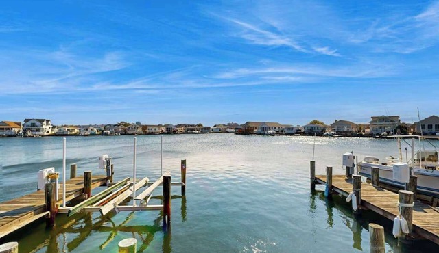 Bayfront mobile home with private dock, shared pools, & tennis court