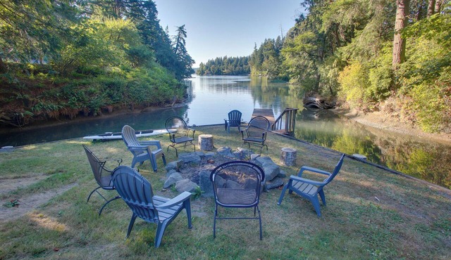 Bayfront PNW Lodge: Dock, Pickleball & Guest House