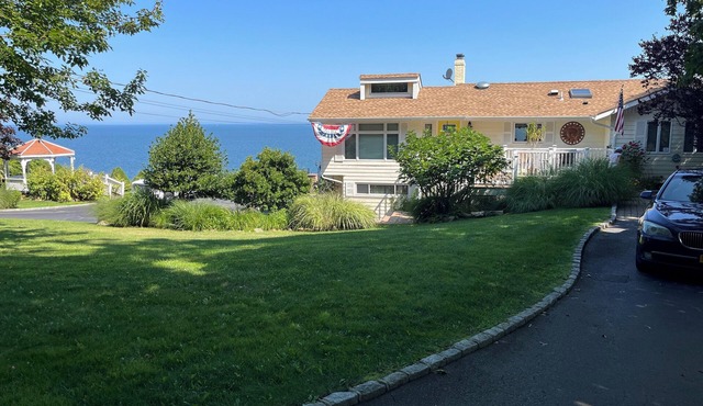 Beach front house amazing views 3/3, 8 person spa covered granite wet bar 55” TV