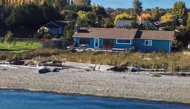 Beachfront house overlooking Dungeness Bay with hot tub in Sequim