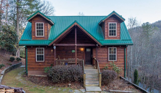 Bear Creek - Beautiful home with gas fireplace, custom wood burning firepit, shuffleboard, and more!