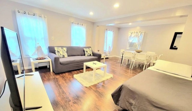 Beautiful 1-bedroom apartment - WALK to TRAIN - FREE PARKING