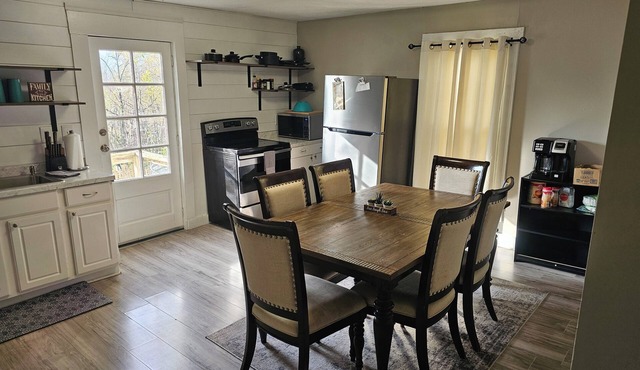 Beautiful 2-bedroom house in charming Williamstown. Miles from The Ark Encounter