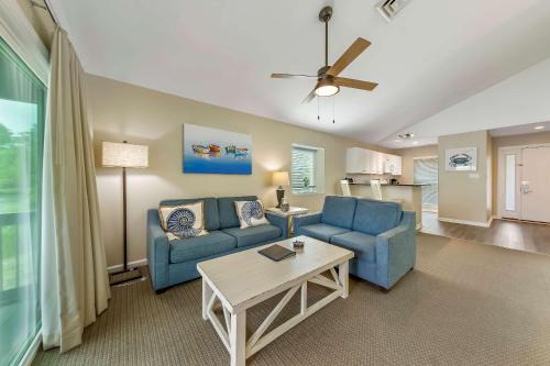 Beautiful 2 bedroom condo in resort community