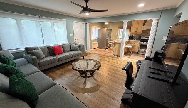 Beautiful 5-bedroom 2-floor apartment in Elmont. LIRR, NYC, UBS