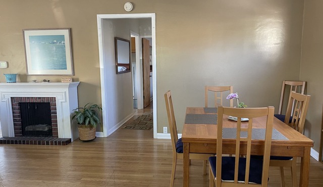 BEAUTIFUL ALKI BEACH COTTAGE 1/2 BLOCK TO BEACH 2 BR + 2 BATH