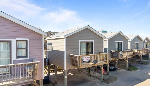 Beautiful Condo w/Central AC, Ocean View, Shared Pool, & Free WiFi