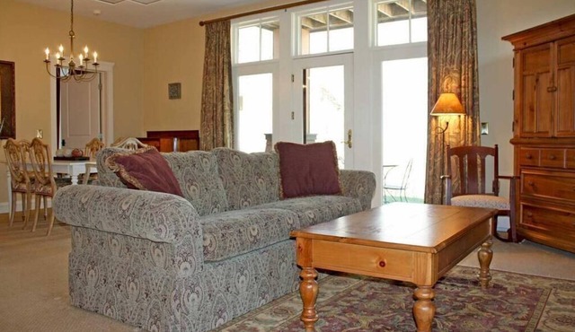 Beautiful Condominium at Castle Hill Resort, 10 Minutes from Okemo Ski Resort