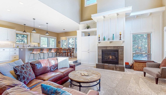 Beautiful Home with Deck, Shared Pool and Hot Tub - Near the Slopes
