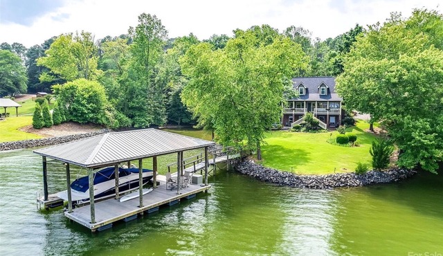 Beautiful Private Home in Quiet Cove. Swim Dock, Kayaks, Stand Ups. Boat Option